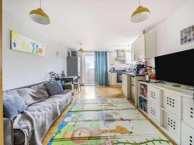 Flat for sale in Woking, Surrey