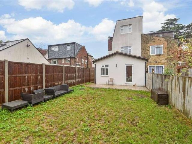 Flat for sale in Elmers End, Greater London