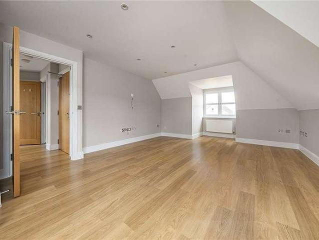 Flat for sale in New Malden, Greater London