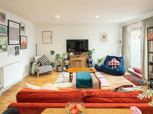 Flat for sale in Camberwell, Greater London