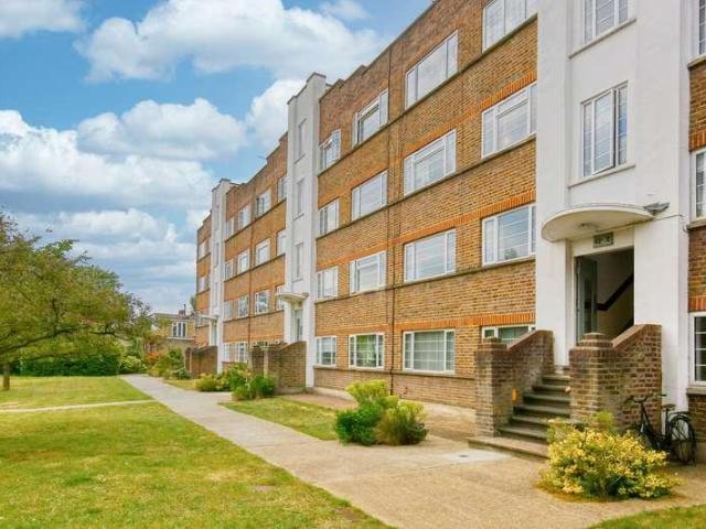 Flat for sale in Hampton Wick, Greater London