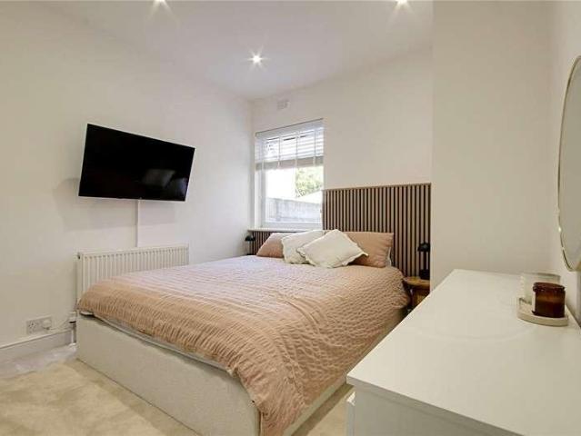 Flat for sale in Ponders End, Greater London