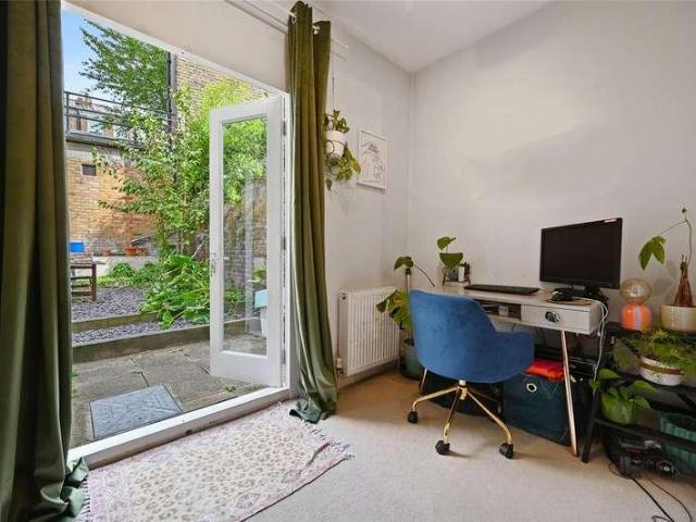 Flat for sale in Shepherd's Bush, Greater London