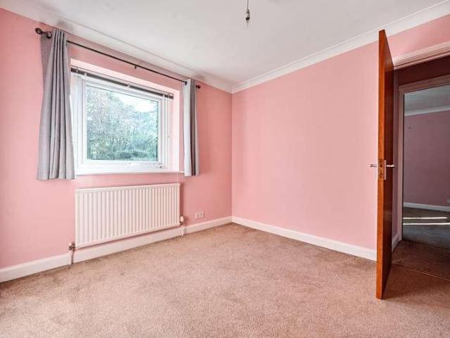 Flat for sale in Larchmoor Park, Buckinghamshire