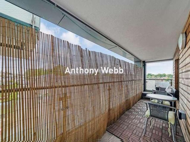 Flat for sale in Palmers Green, Greater London