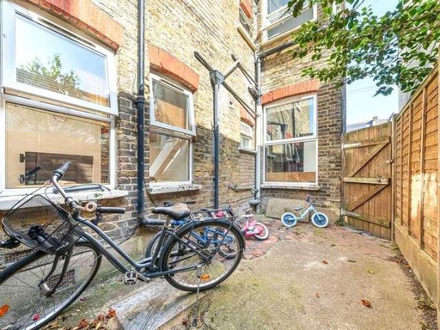 Flat for sale in Harringay, Greater London