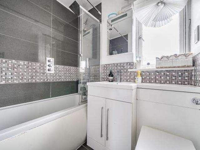 Flat for sale in North Sheen, Greater London