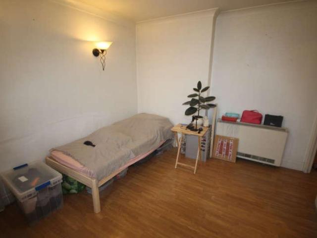 Flat for sale in London Borough of Hounslow, Greater London