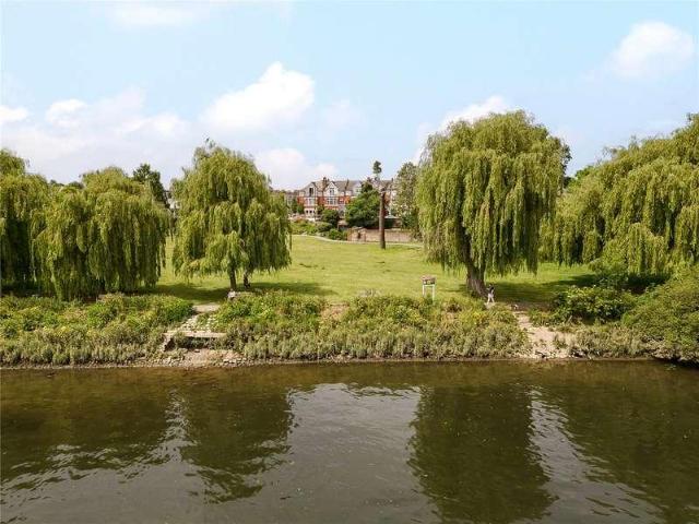 Flat for sale in Twickenham, Strawberry Hill