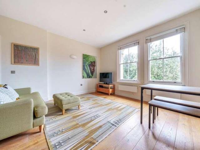 Flat for sale in Hampton Wick, Greater London