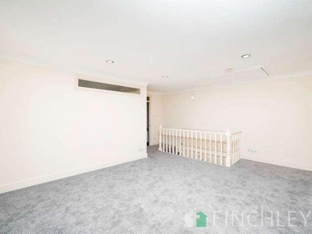 Flat for sale in West Finchley, Greater London