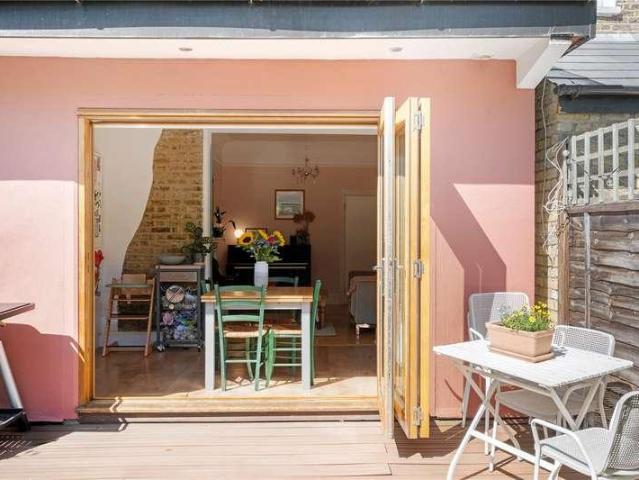 Flat for sale in Balham, Greater London