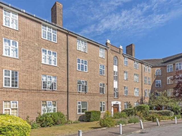 Flat for sale in Kingston Upon Thames, Norbiton