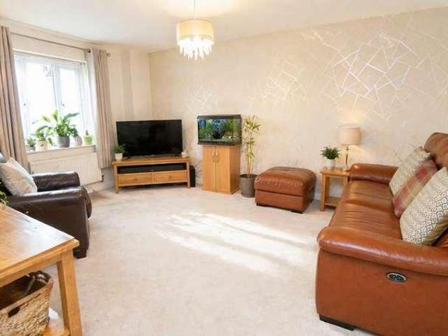 Flat for sale in Greengates, West Yorkshire
