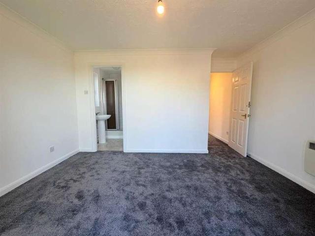 Flat for sale in South Stifford, Grays