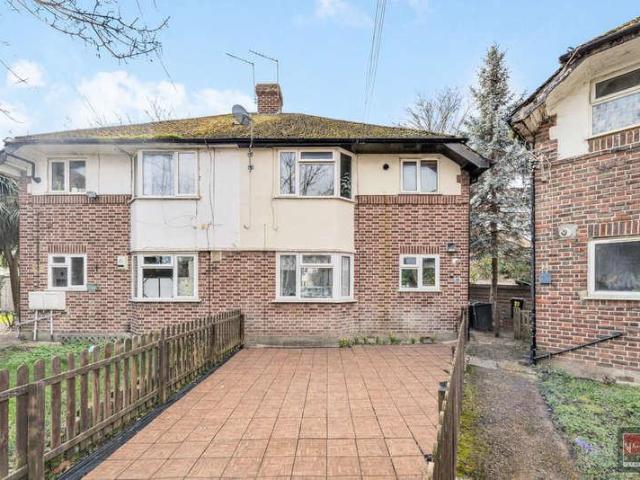 Flat for sale in London Borough of Hounslow, Greater London