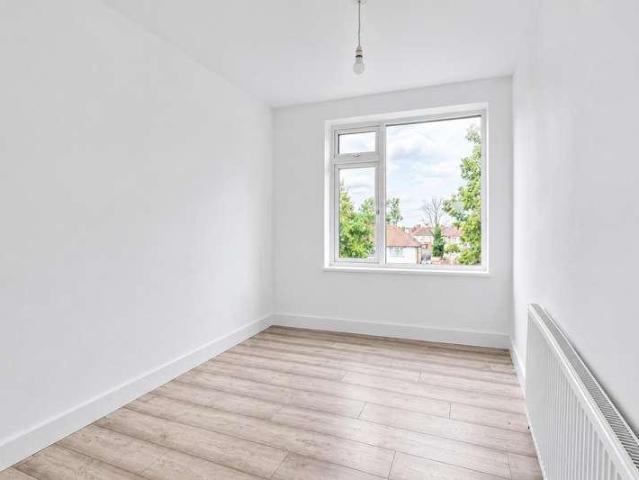 Flat for sale in Queensbury, Greater London