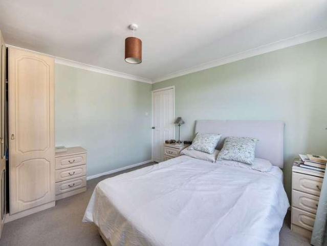 Flat for sale in The Cedars Estate, Batchworth