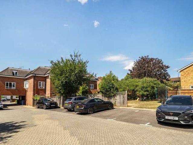 Flat for sale in Brunswick Park, Greater London