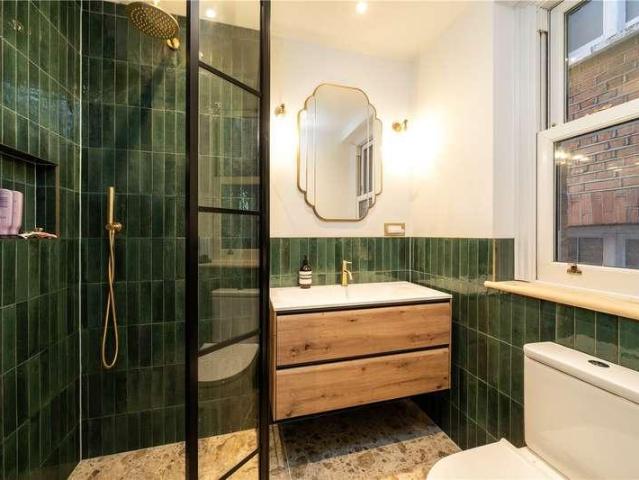 Flat for sale in London Borough of Wandsworth, Greater London