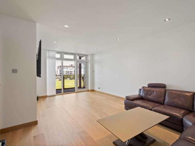 Flat for sale in Newhaven, Leith