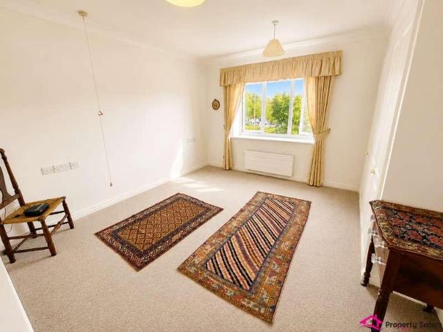 Flat for sale in West Finchley, Greater London