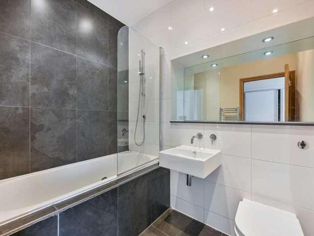 Flat for sale in Richmond, North Sheen