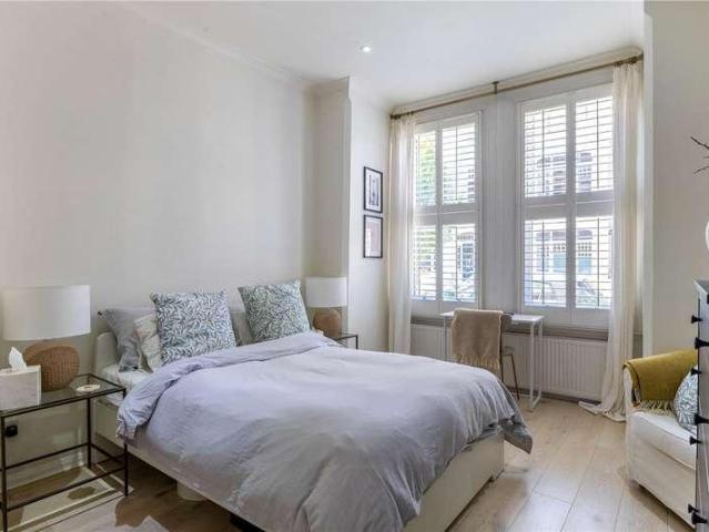 Flat for sale in Clapham Junction, Greater London