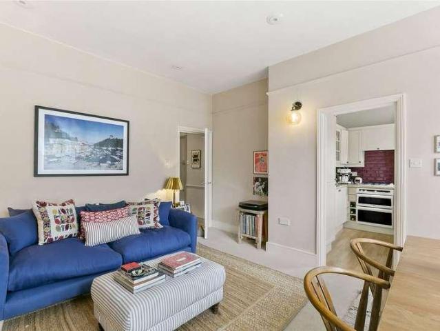 Flat for sale in Furzedown, Greater London
