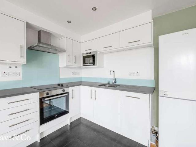 Flat for sale in London Borough of Hounslow, Greater London
