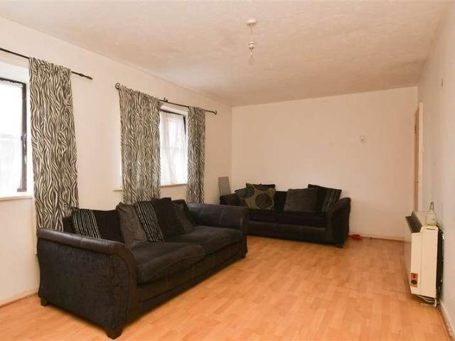 Flat for sale in Stone, Monks Orchard