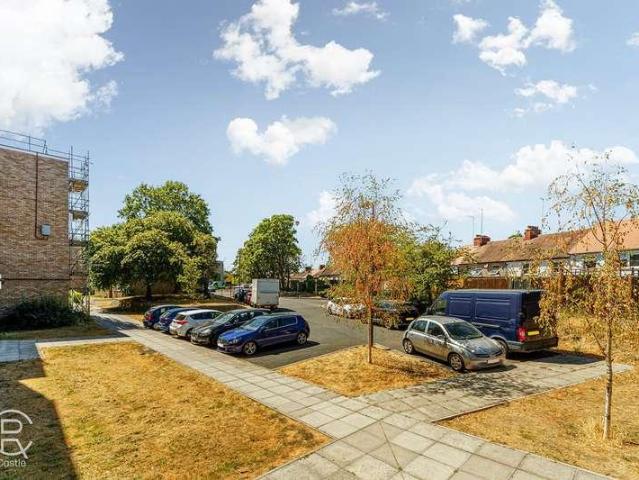 Flat for sale in London Borough of Ealing, Hanwell