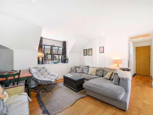 Flat for sale in Holloway, Greater London