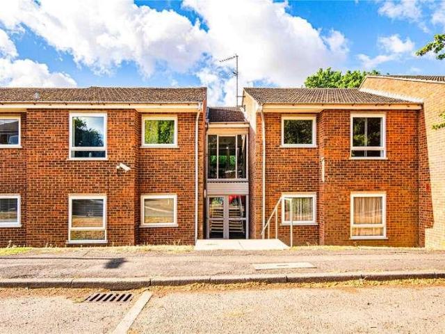 Flat for sale in Pouchen End, Hertfordshire