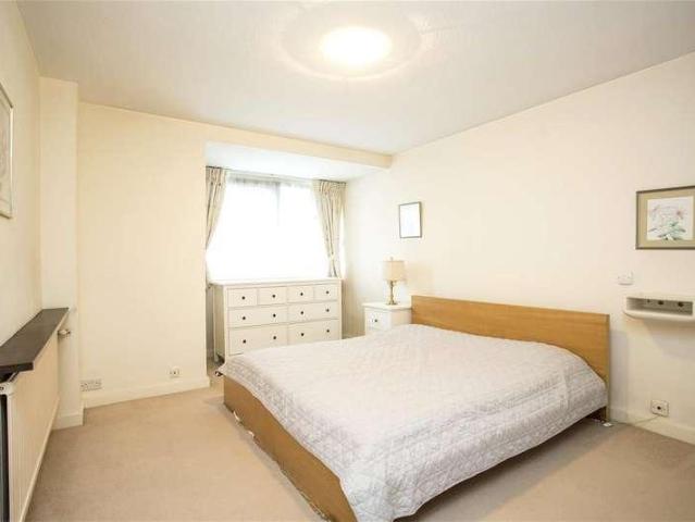 Flat for sale in Belsize Park, Greater London