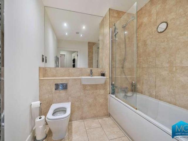 Flat for sale in Cockfosters, Greater London