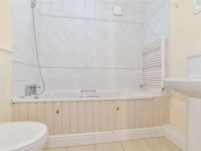 Flat for sale in The Bridge, Kent