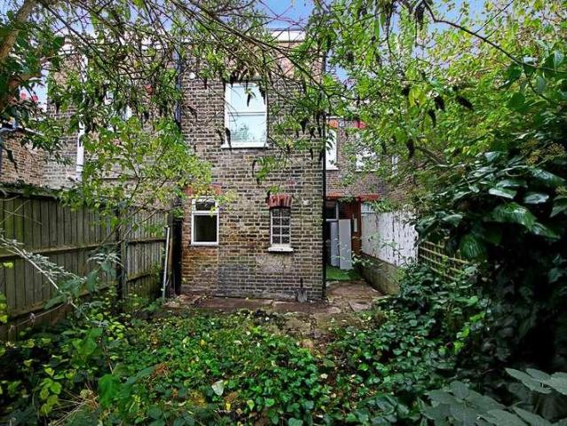 Flat for sale in London Borough of Ealing, Hanwell