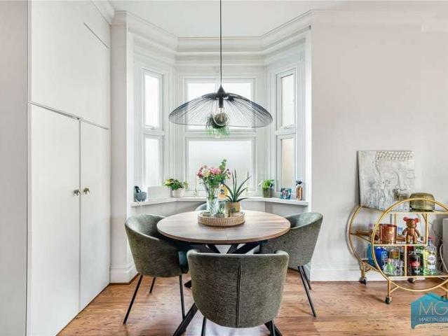 Flat for sale in Finchley, Greater London