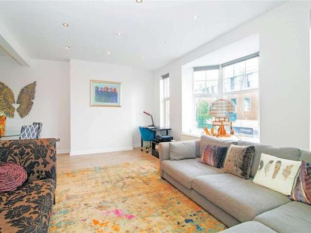 Flat for sale in Teddington, Strawberry Hill