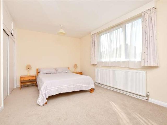 Flat for sale in Carshalton Beeches, Greater London