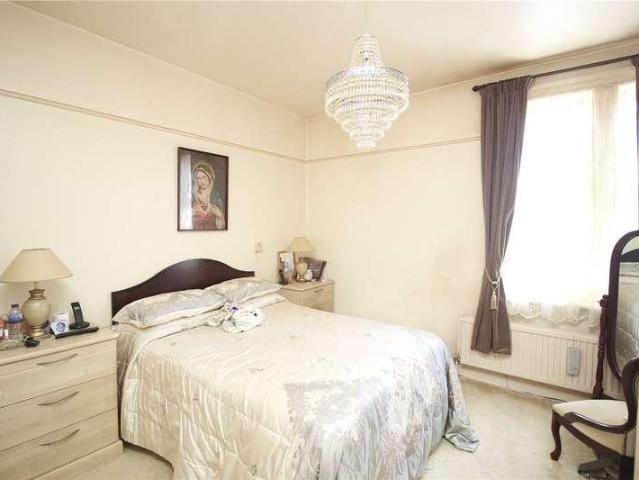 Flat for sale in Alton Barnes, Essex
