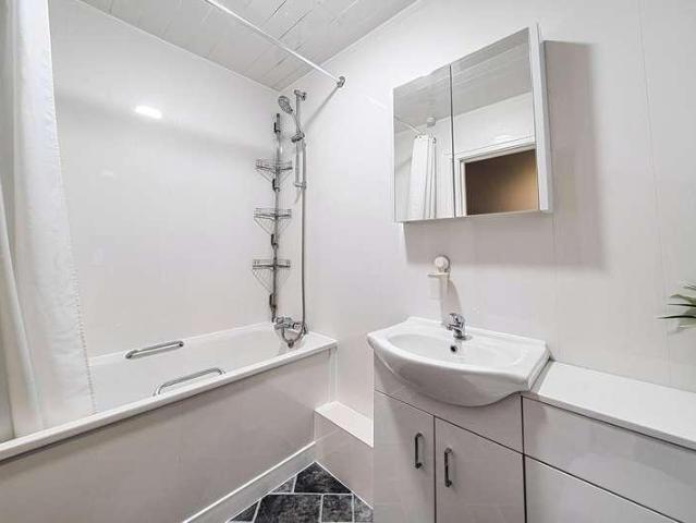 Flat for sale in Yeading, Greater London