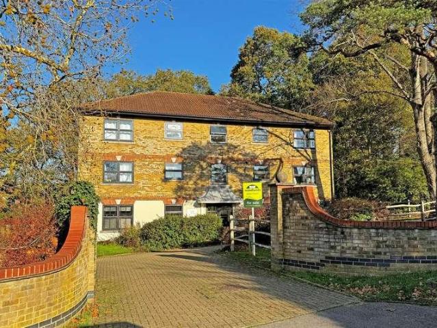 Flat for sale in Red Hill, Surrey