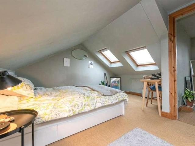 Flat for sale in Brondesbury, Greater London