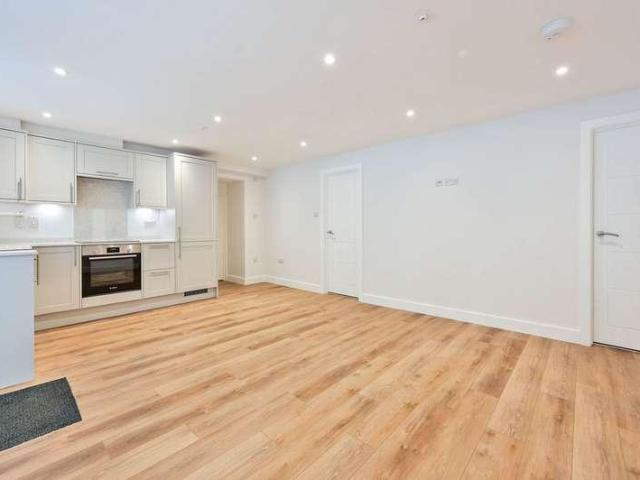 Flat for sale in Fole, Surrey