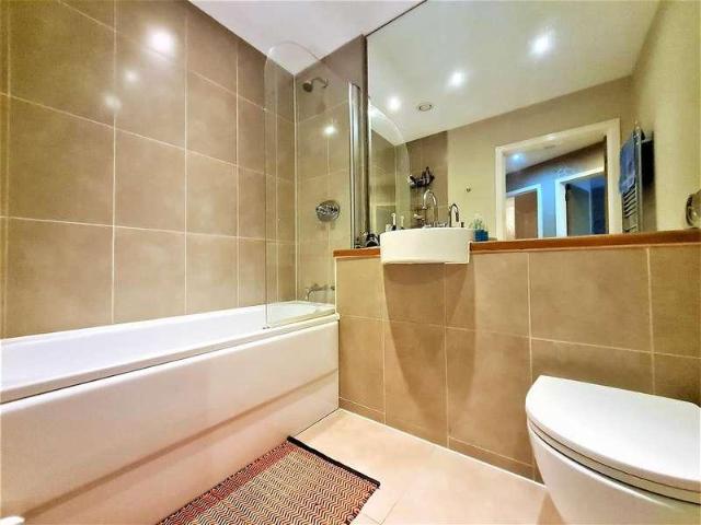 Flat for sale in Battersea, Greater London