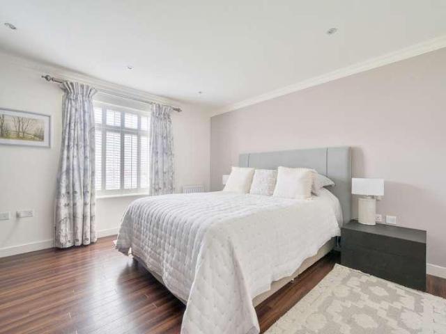 Flat for sale in Fole, Surrey
