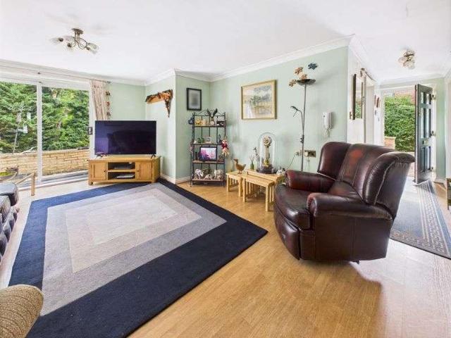 Flat for sale in London Borough of Croydon, Kenley