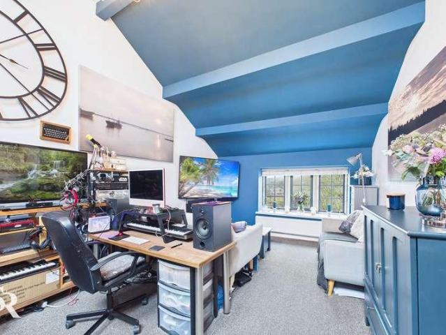 Flat for sale in Wash, Charlesworth